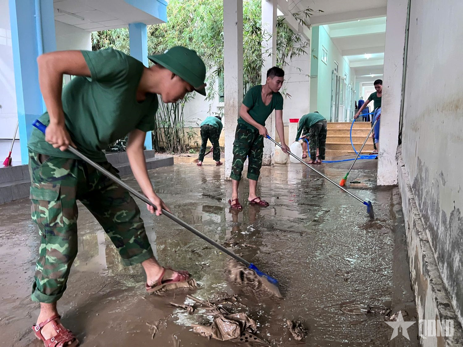 Trung đoàn 974 (Bộ CHQS tỉnh Khánh Hòa) giúp đỡ các trường học